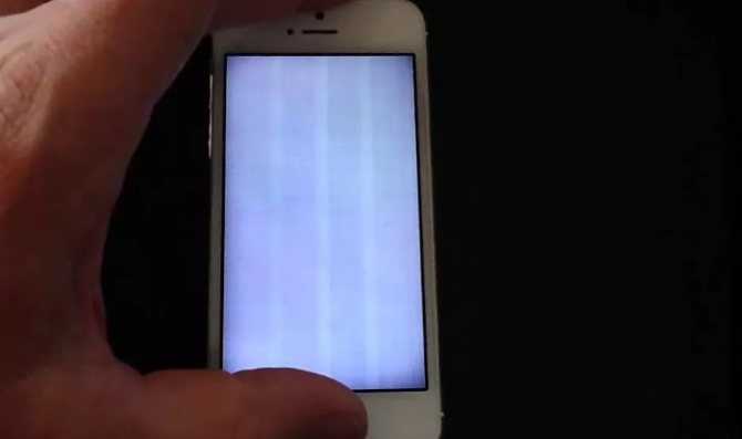 Почему экран телефона стал белым