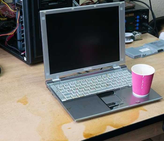 Что делать если пролилась вода, кофе, чай или пиво на клавиатуру ноутбука